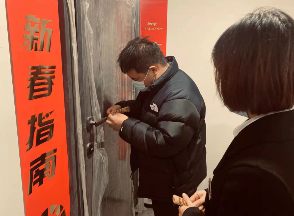 门把手戴“手套半岛体育” 居民手暖心更暖(图1)