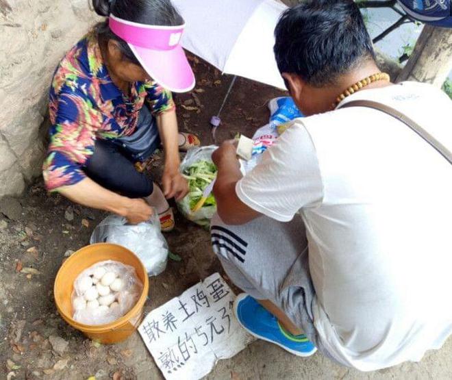 半岛体育农村人在景区做小生意他们摊位不大占据小角落赚的却不少(图2)