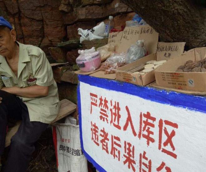 半岛体育农村人在景区做小生意他们摊位不大占据小角落赚的却不少(图3)