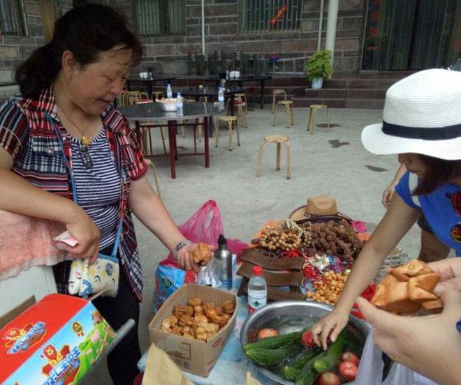 半岛体育农村人在景区做小生意他们摊位不大占据小角落赚的却不少(图6)