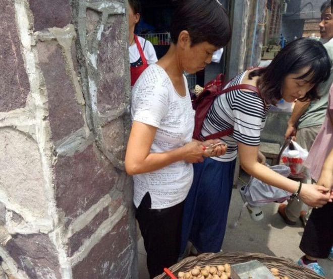 半岛体育农村人在景区做小生意他们摊位不大占据小角落赚的却不少(图4)