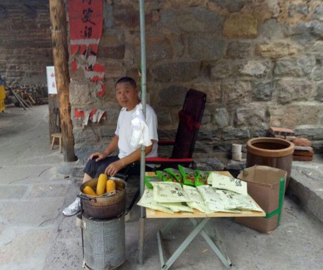 半岛体育农村人在景区做小生意他们摊位不大占据小角落赚的却不少(图5)