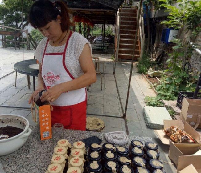 半岛体育农村人在景区做小生意他们摊位不大占据小角落赚的却不少(图7)