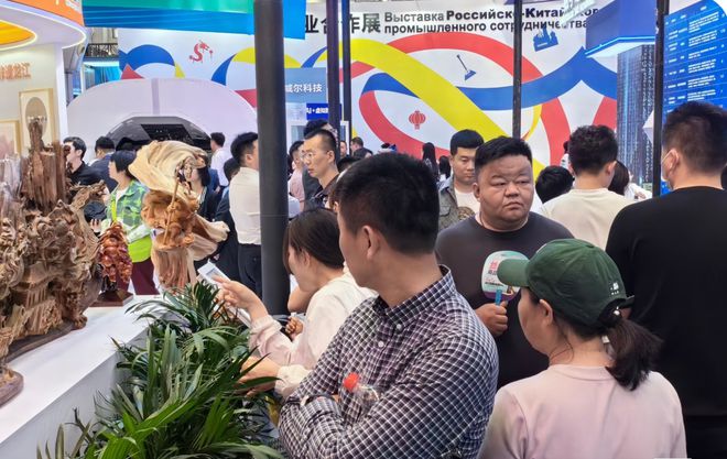 半岛体育第33届哈洽会丨北安木雕新品 亮相即成“顶流”(图1)