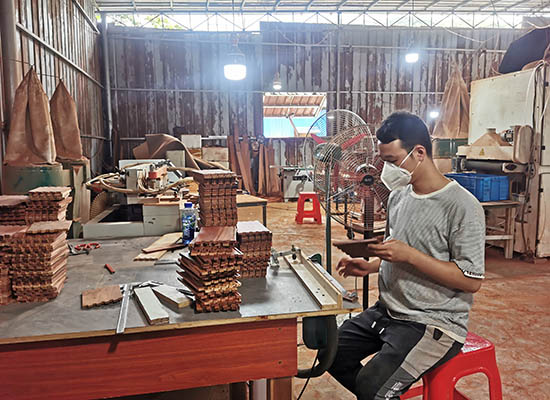 东兴：电商拓宽红木手工艺半岛体育品销售渠道(图1)