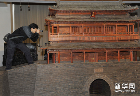 半岛体育“紫檀及阴沉木制永定门”大型古建艺术品在京亮相 图(图1)