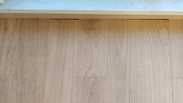 半岛体育踢脚线怎么选——跟地板还是跟房门？(图3)