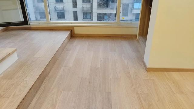 半岛体育踢脚线怎么选——跟地板还是跟房门？(图2)