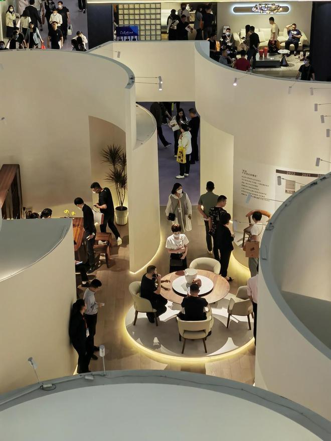 半岛体育全球家具顺德时代丨木头云直击第43届国际龙家具展(图4)